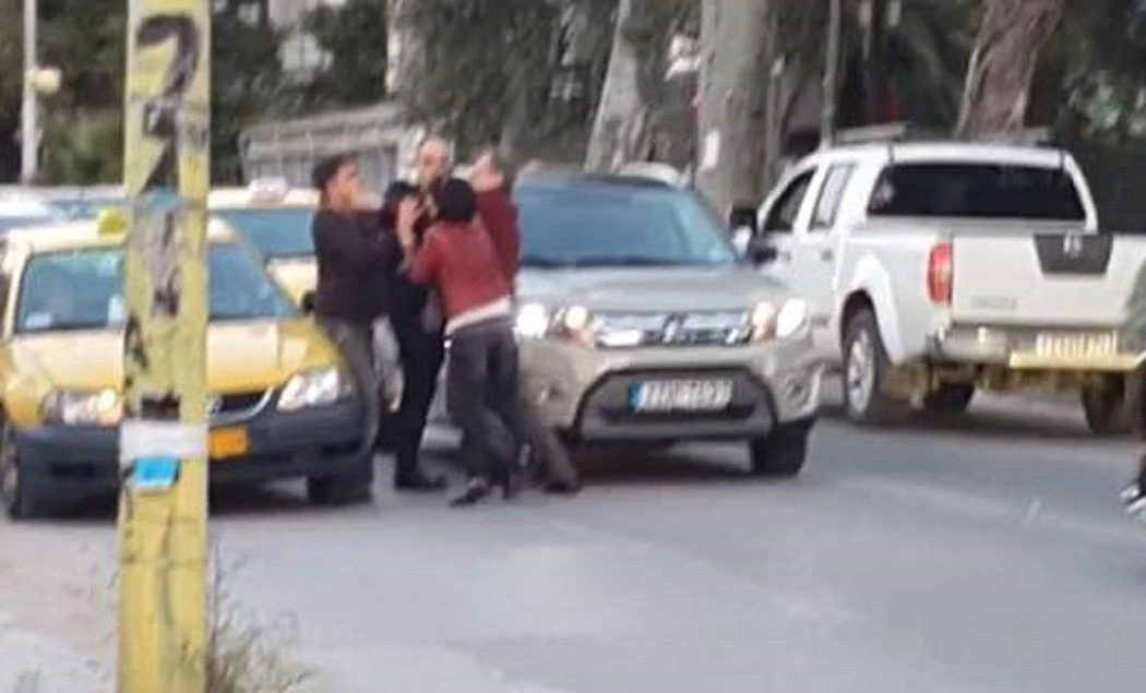 Οδηγοί έπαιξαν μπουνιές στη Νέα Φιλαδέλφεια (βίντεο)